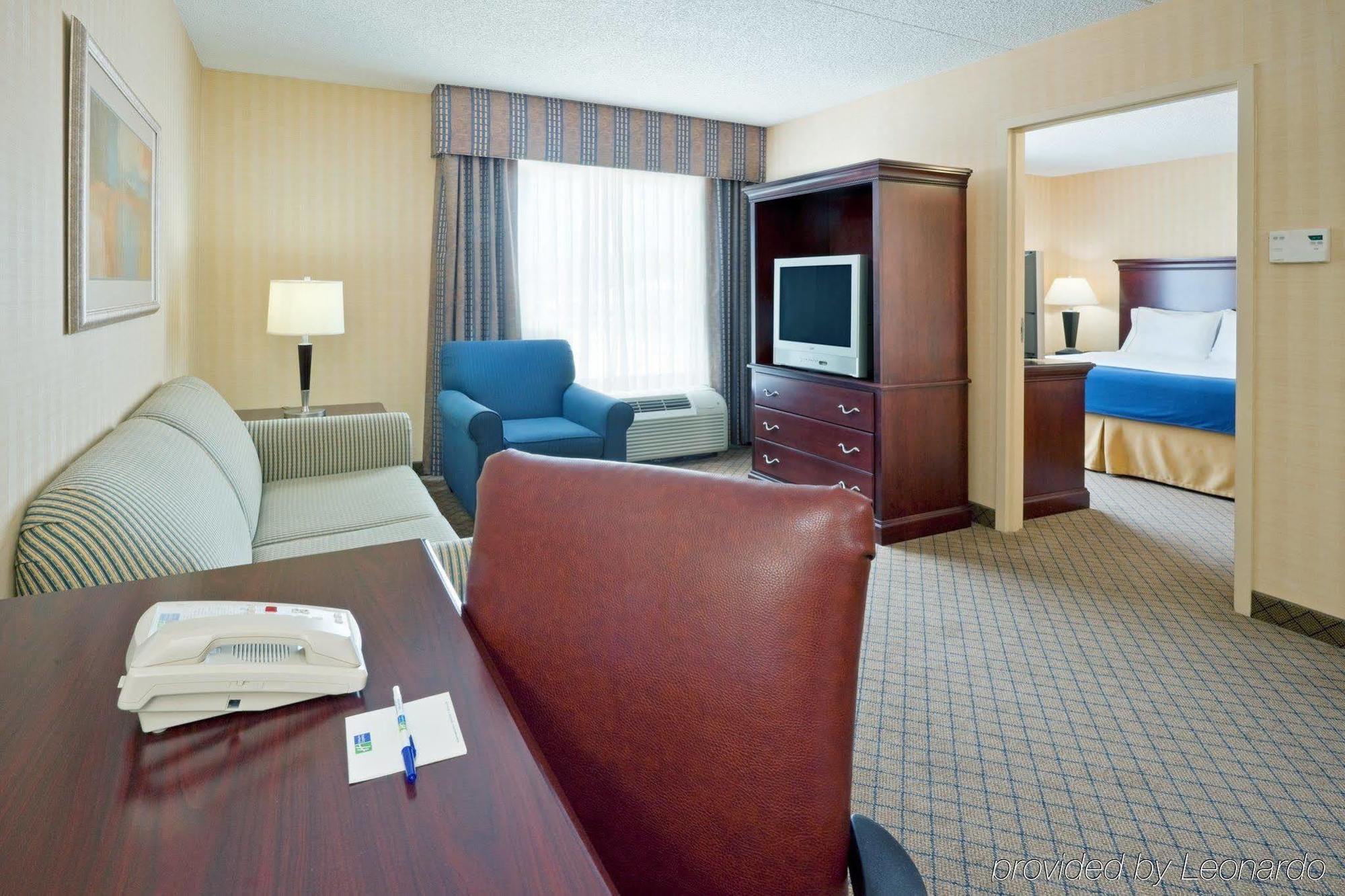Holiday Inn Express & Suites West Long Branch - Eatontown, An Ihg Hotel Zimmer foto